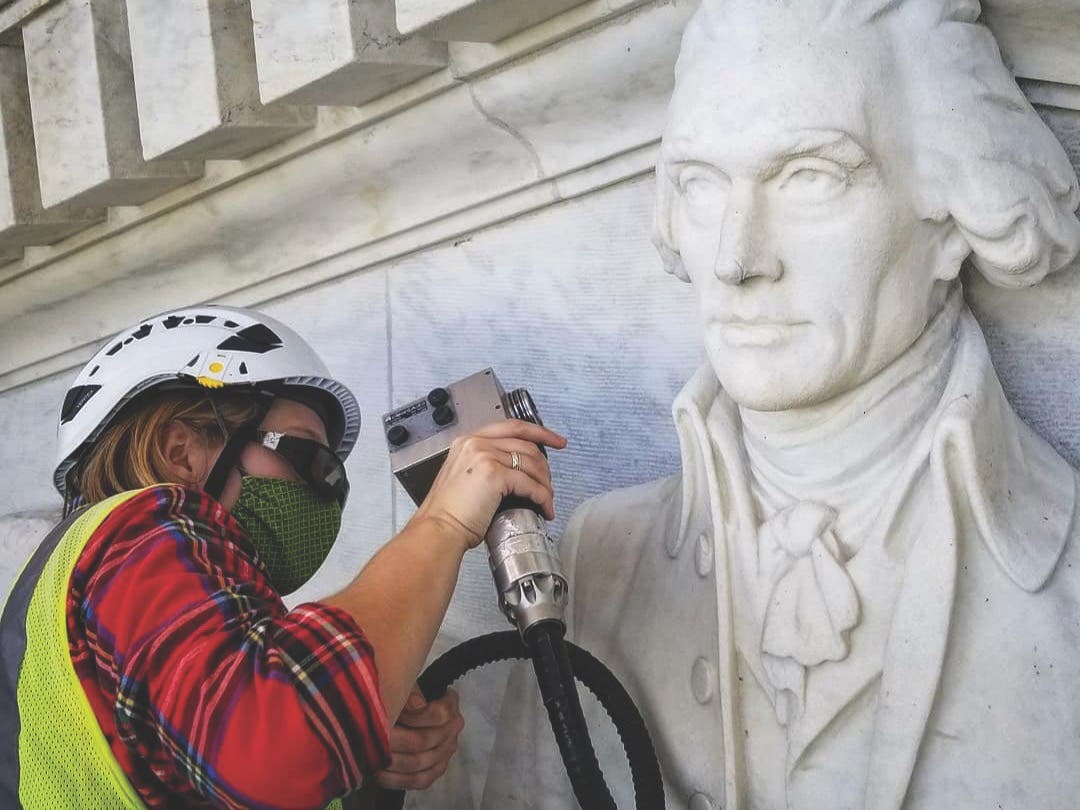 Laser cleaning at the Jeff erson Memorial. Photo by Victoria Sanchez