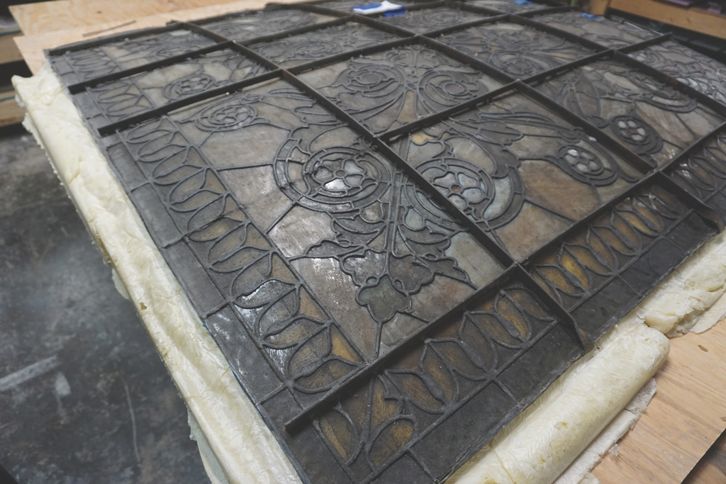 grand-army-of-the-republic-rooms-10-art-glass-before-large.png